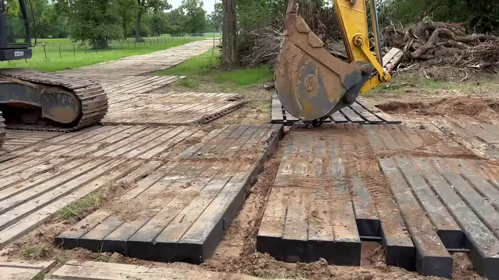 Durable Crane Mats Made from Recycled Plastic